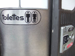 パリの公衆トイレ