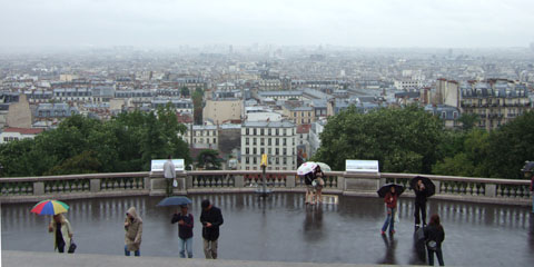雨の都・パリ